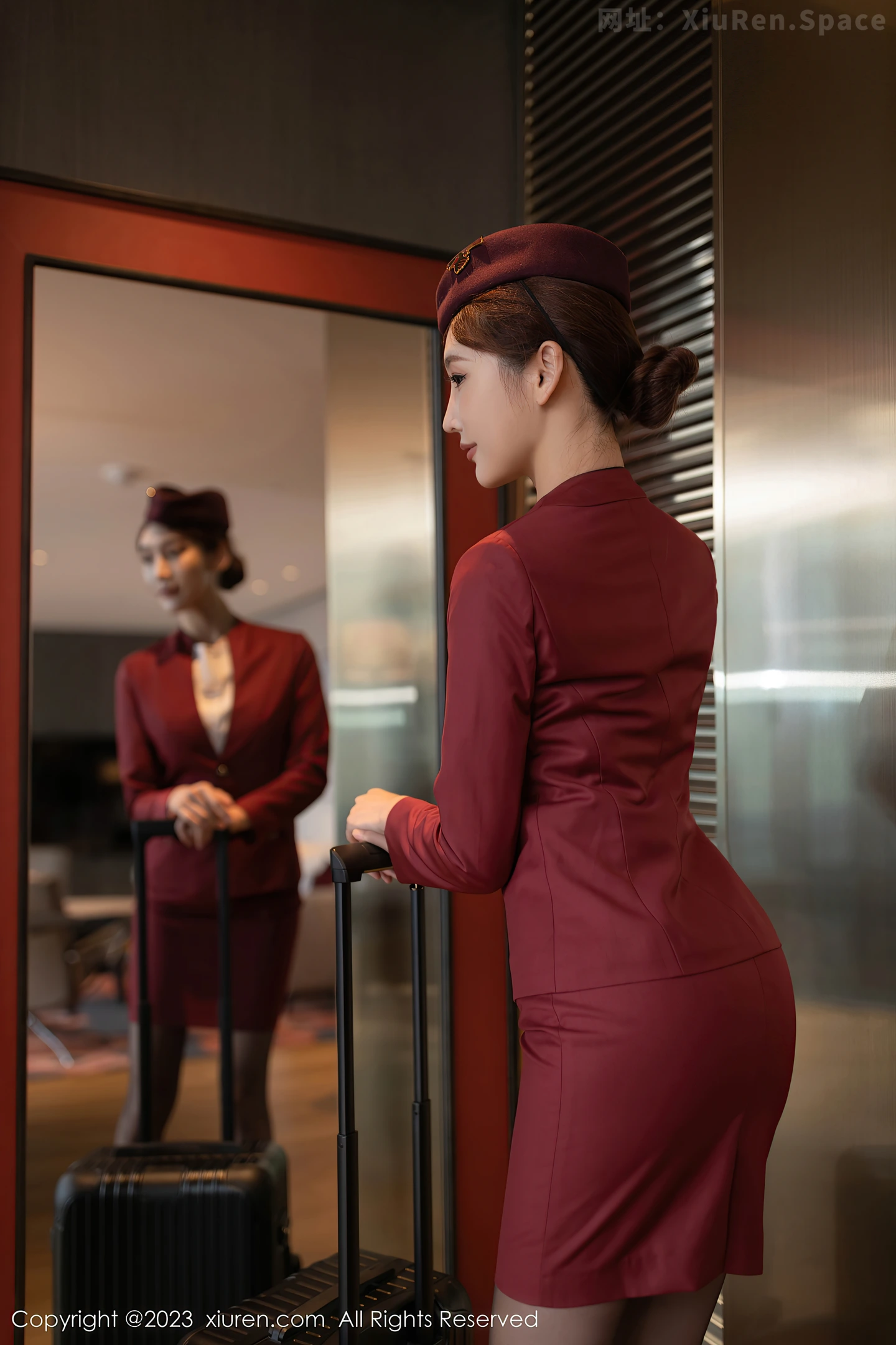 图片[5]-[XiuRen秀人网]VOL.7569 模特陆萱萱脱空姐制服露性感黑色蕾丝内衣配超薄黑丝诱惑写真80P-秀人网官方网站